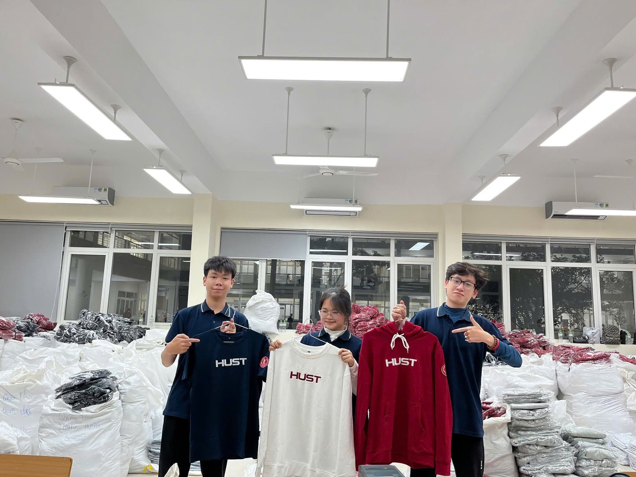 Thành viên Ban Sự kiện chuẩn bị áo HUST cho chương trình